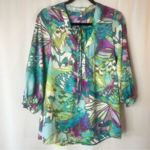 Gibson blouse with a vibrant, multi-color v- neck three-quarter sleeves Size:S